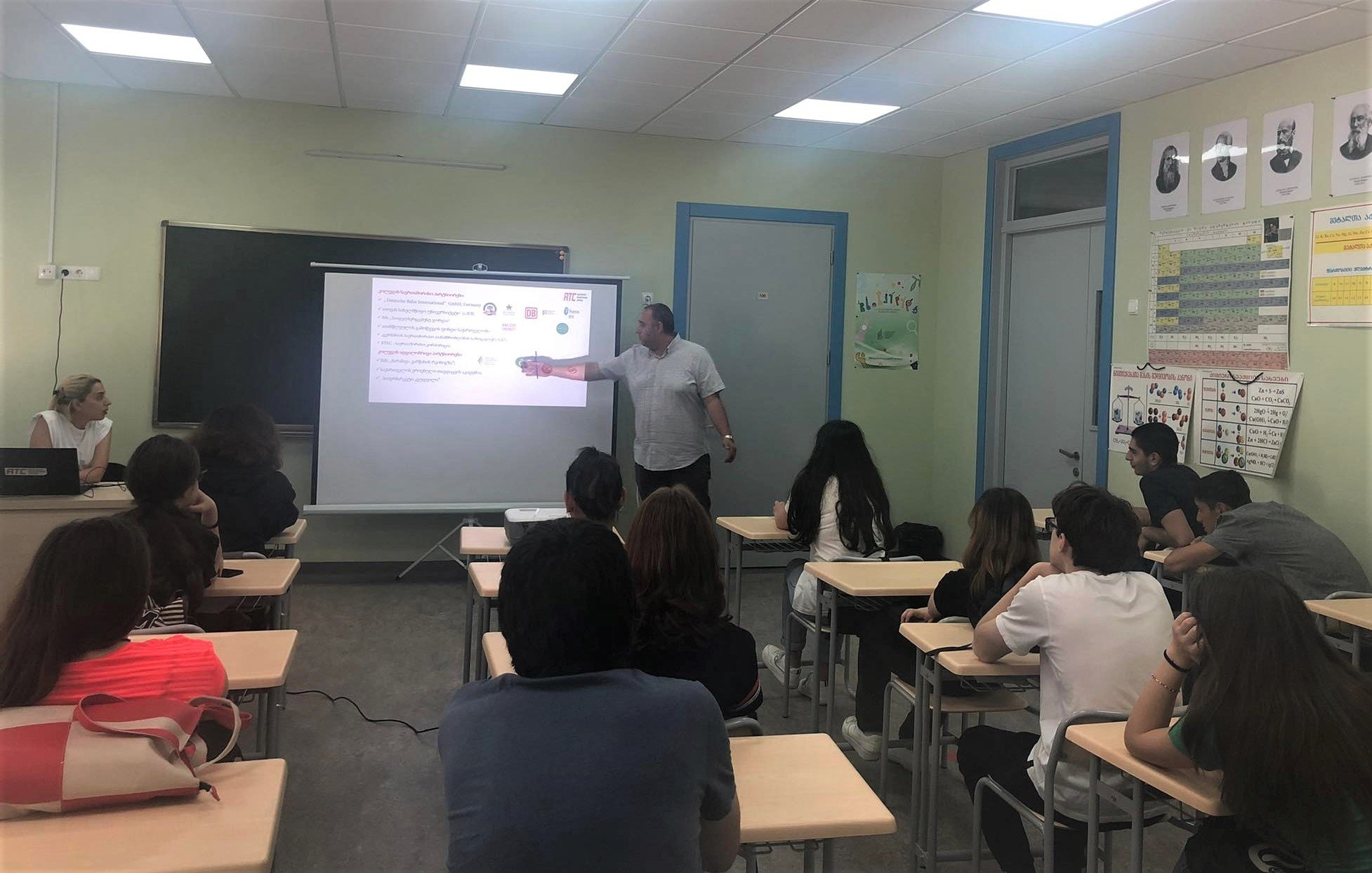 საინფორმაციო შეხვედრა სკოლის მოსწავლეებთან